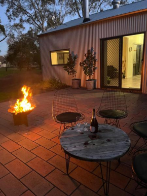 Annie’s on Ti Tree-Country bush private hideaway.